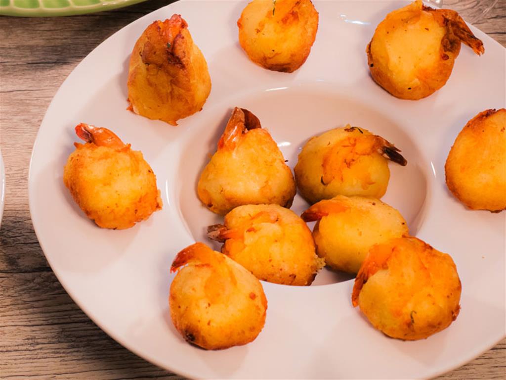 Bolinho de Aipim com recheio de Camarão