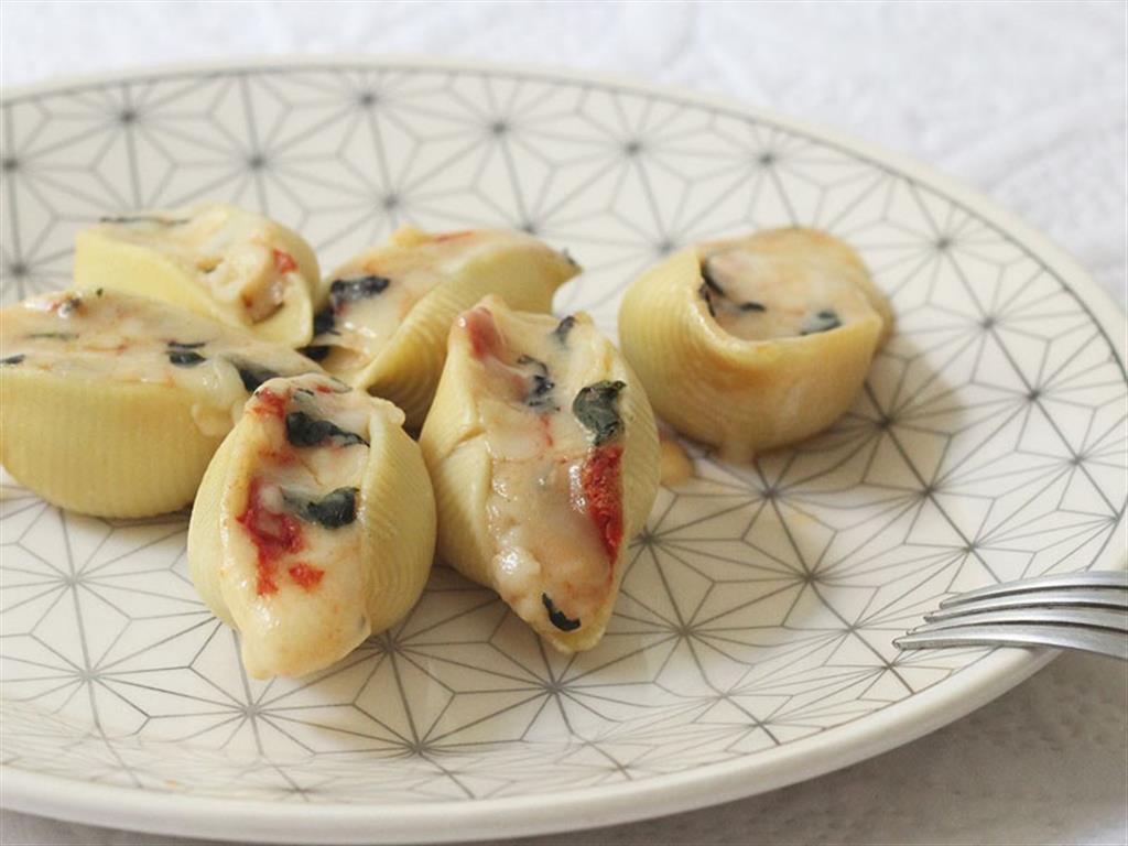 Conchiglione de mussarela de bufala com tomate seco e espinafre site