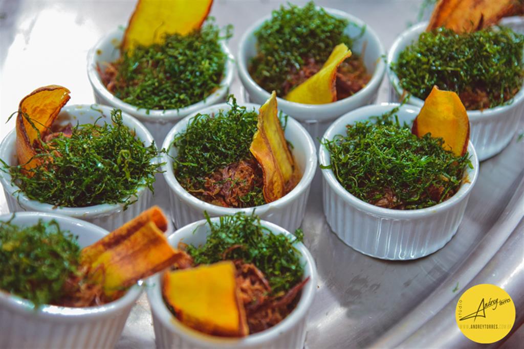 Escondidinho de carne seca com purê de banana da terra, chips de banana e couve crocante